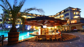 Quầy bar bên hồ bơi