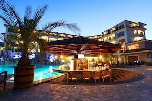 Poolside bar - The Vineyards Spa & Resort (Pomorie)