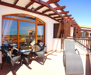 Dobbeltrom – deluxe, 1 soverom, terrasse, resort-utsikt | Balkong