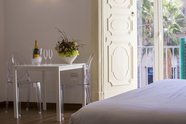 Suite, Balcony | Premium bedding, minibar, in-room safe, desk - Napoli Class Luxury Rooms & Suites (Naples)