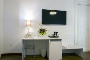 Luxe beddengoed, een minibar, een kluis op de kamer, een bureau