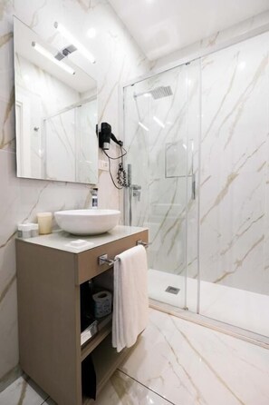 Shower, free toiletries, slippers, bidet - Napoli Class Luxury Rooms & Suites (Naples)