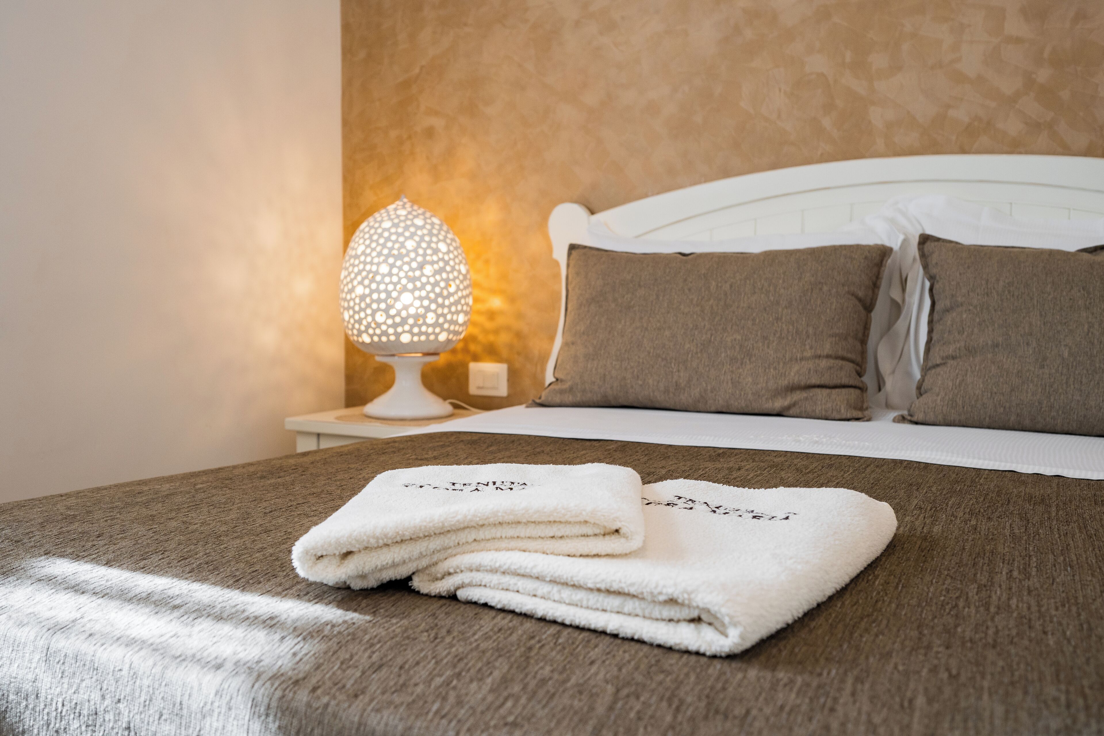 Chambre Double Standard, 1 grand lit, vue cour intérieure