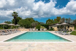 季節性室外泳池;08:00 至 20:00 開放;泳池傘、躺椅