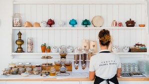 A kitchen counter with various jars, containers, and kitchen utensils. - Tenuta Flora Maria (Leverano)