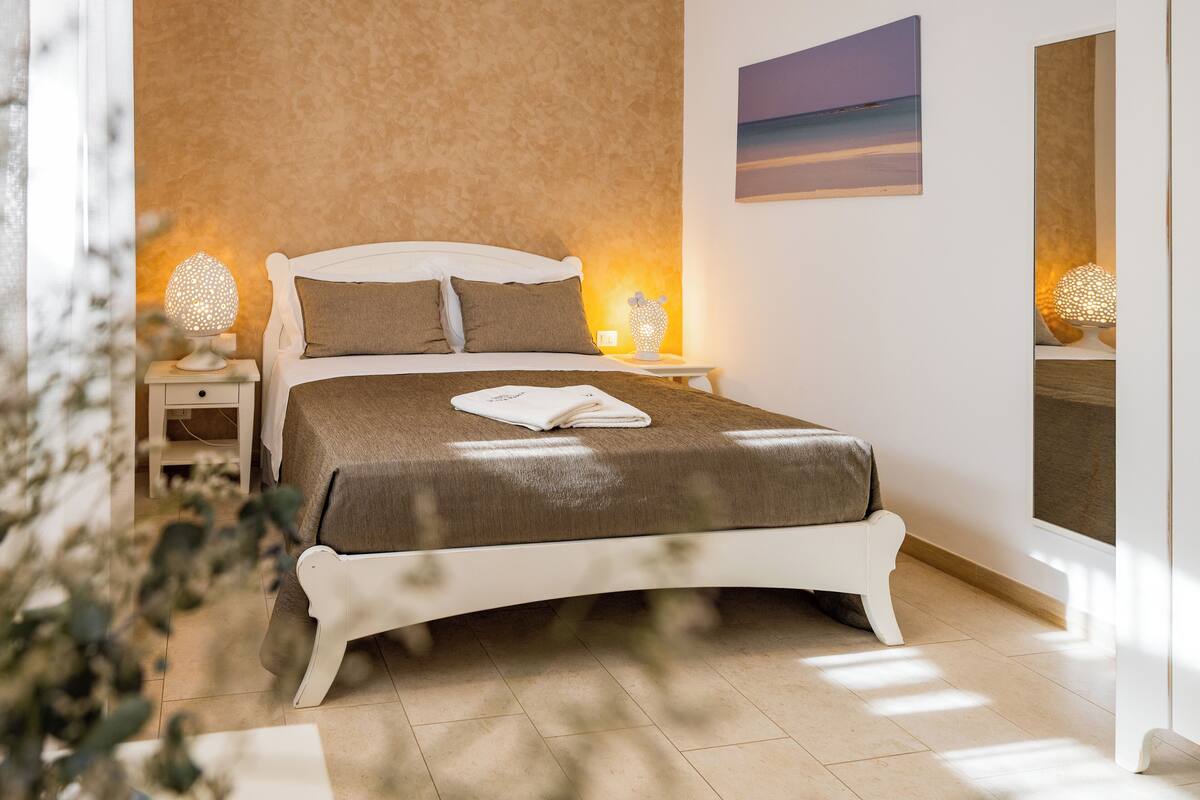 Standard Apartment, 1 Queen Bed, Courtyard View | Down comforters, in-room safe, desk, laptop workspace