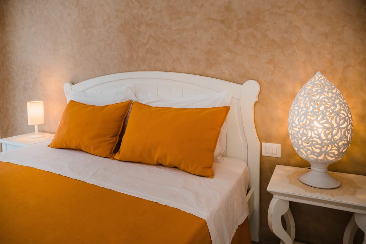 Kamar Double Standar, 1 Tempat Tidur Queen, pemandangan halaman | 1 kamar tidur, selimut bulu angsa, brankas, dan meja kerja