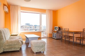 1 bedroom, free cots/infant beds, rollaway beds, wired Internet