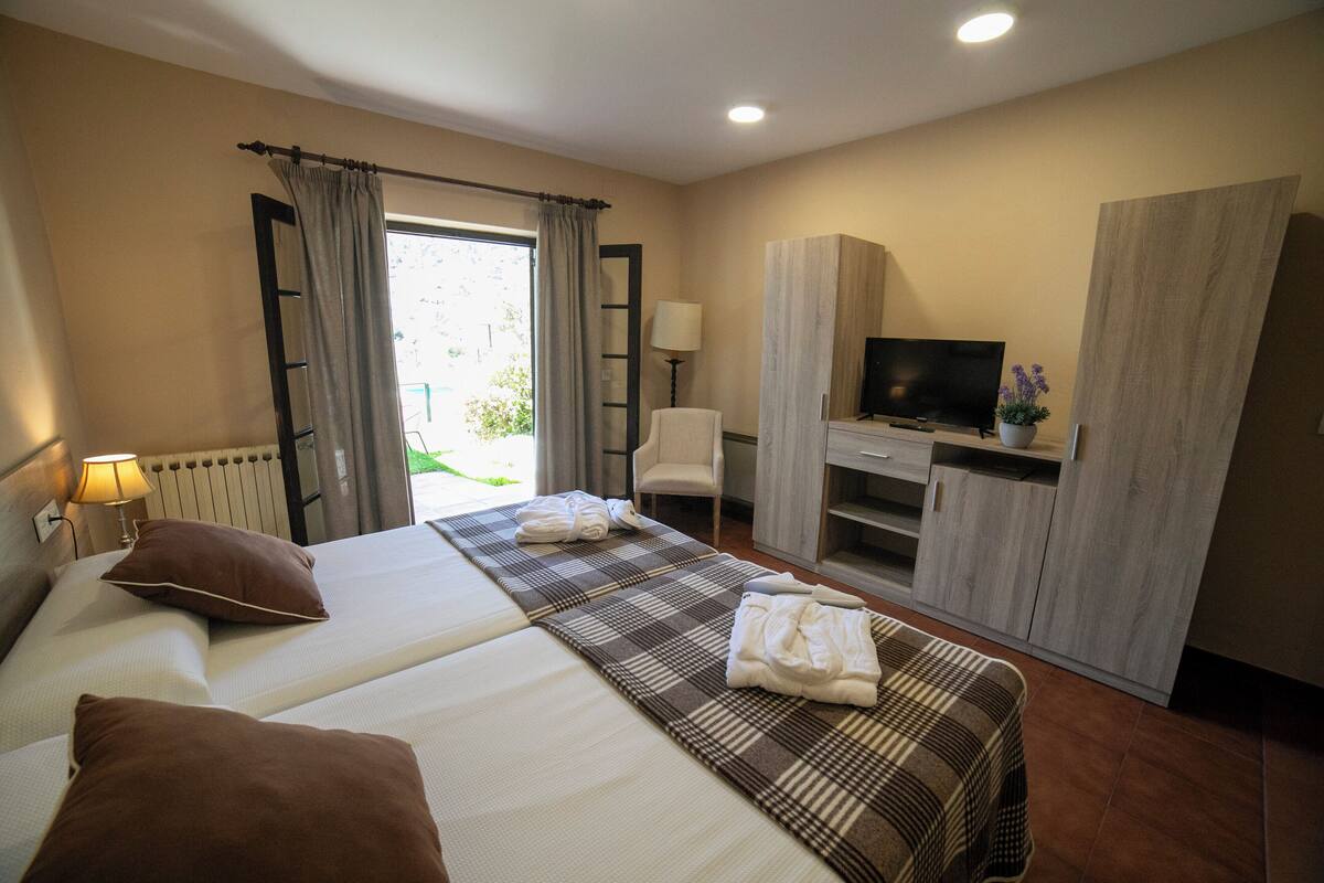 twin room | desk, blackout curtains, free wifi, bed sheets