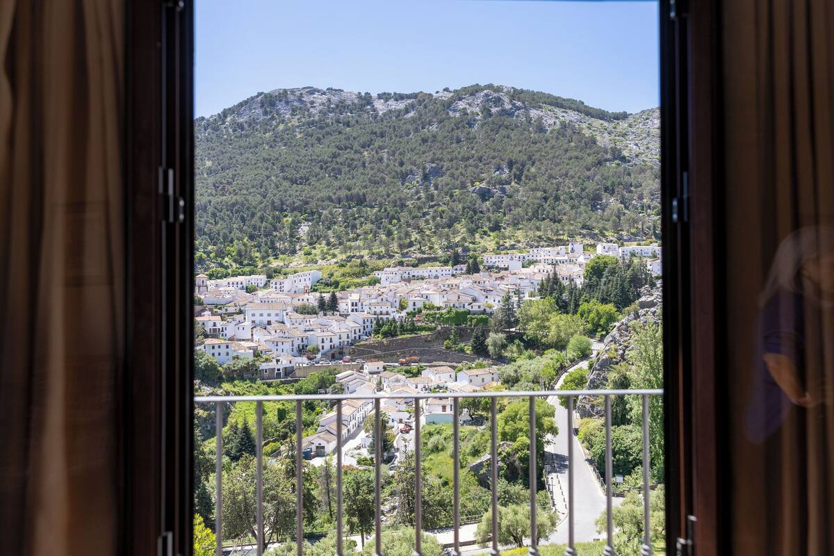 desk, blackout curtains, free wifi, bed sheets