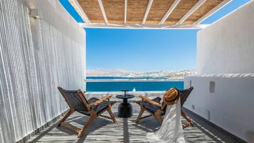 Two bedroom maisonette with semi-private Pool | Cofres nos quartos, individualmente decorados