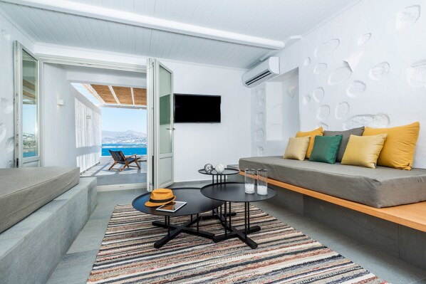 Two bedroom maisonette with semi-private Pool | In-room safe, individually decorated, laptop workspace, soundproofing