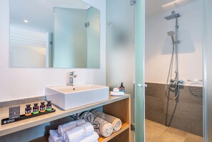One bedroom suite with private pool | Bathroom