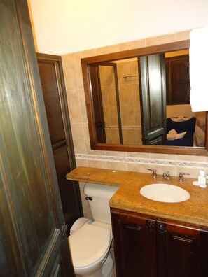 Appartement Familial, 2 chambres | Salle de bain | Douche, articles de toilette gratuits, serviettes fournies