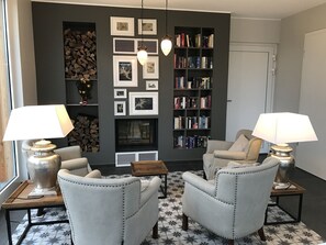 Library - Alwine - Landhaus an den Spreewiesen (Rietz-Neuendorf)