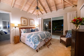 Caja de seguridad en la habitación y tabla de planchar con plancha