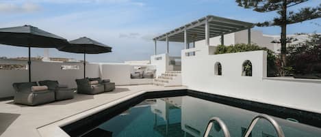 Una piscina al aire libre de temporada (de 10:00 a 20:00), sombrillas