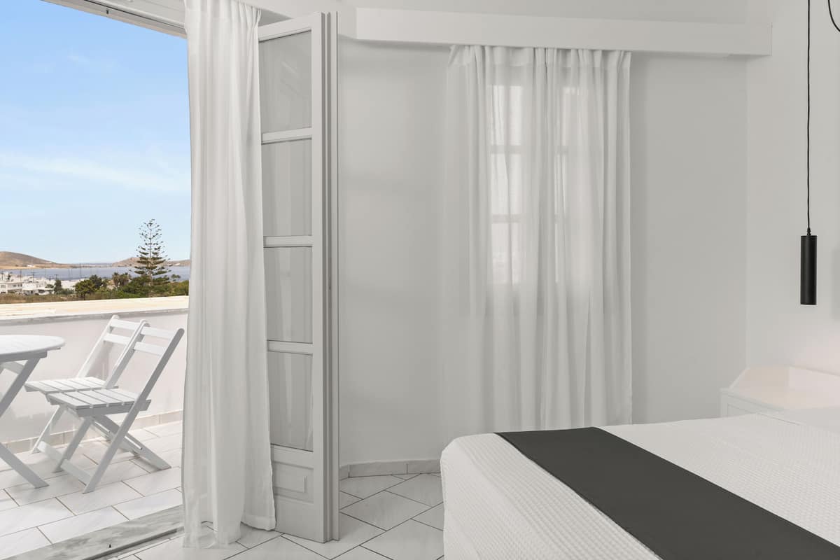 1 habitación, caja de seguridad en la habitación y escritorio