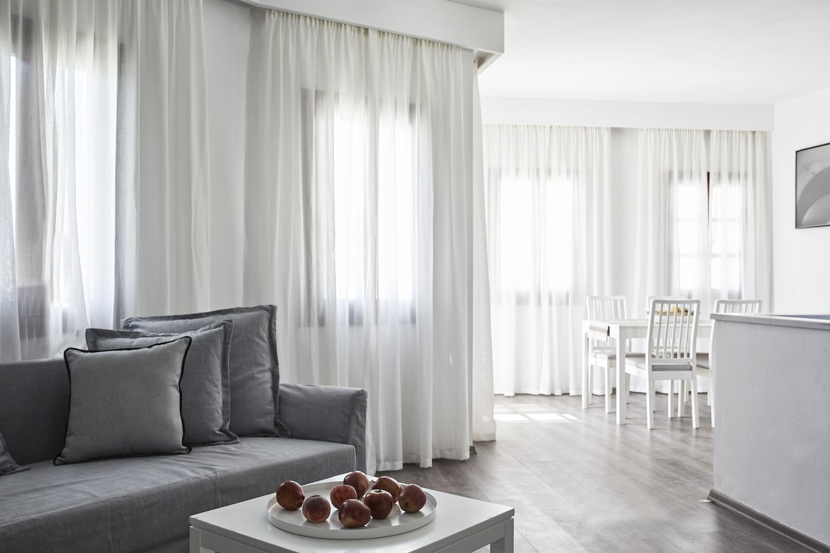 Habitación, vista al mar (Sunrise Residence) | Área de sala de estar | Televisión de pantalla plana