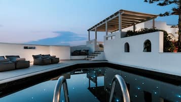 Een seizoensgebonden buitenzwembad, parasols voor strand/zwembad