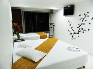 Triple Room | Desk, iron/ironing board, free WiFi