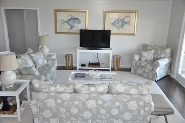 Casa, 4 habitaciones | Área de sala de estar | Televisión 