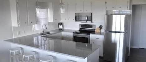 House, 4 Bedrooms | Private kitchen | Coffee/tea maker, fridge, microwave, oven