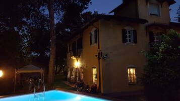 Außenpool (je nach Saison geöffnet), Liegestühle