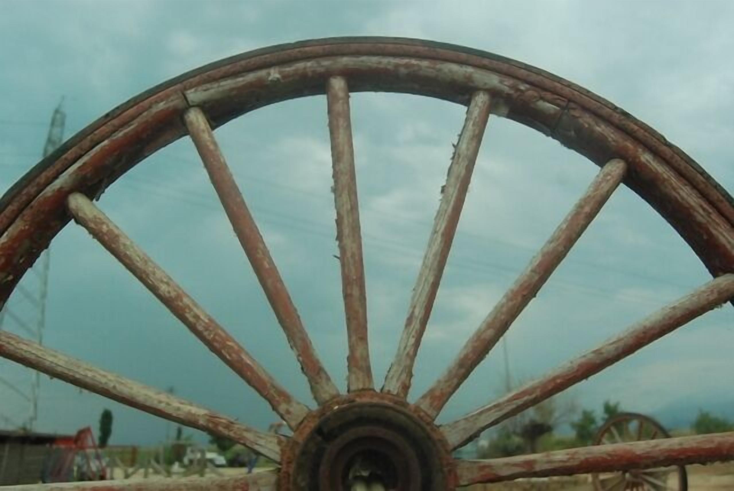 Una gran estructura de rueda oxidada.