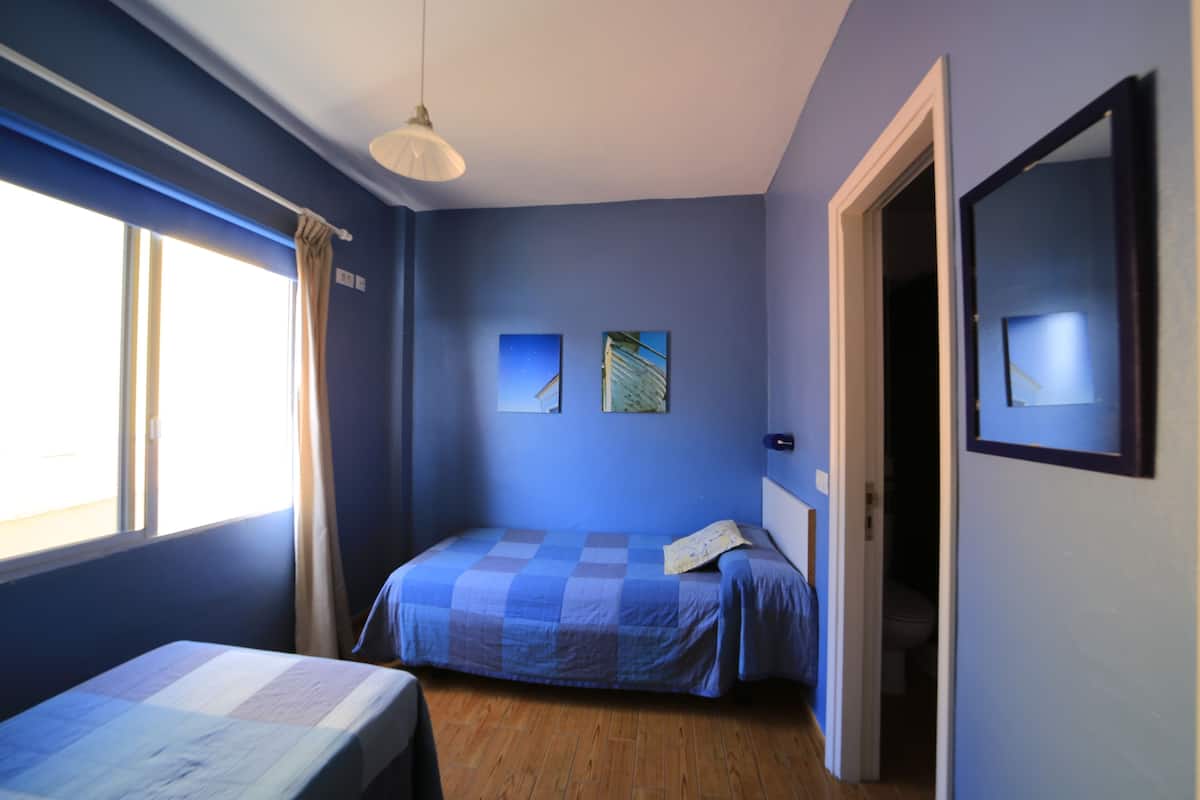 Basic-Zweibettzimmer | Schreibtisch, Verdunkelungsvorhänge, kostenloses WLAN, Bettwäsche