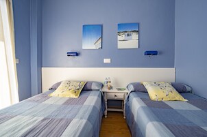 Habitación básica con 2 camas individuales, vistas al mar | Escritorio, cortinas opacas, wifi gratis y ropa de cama