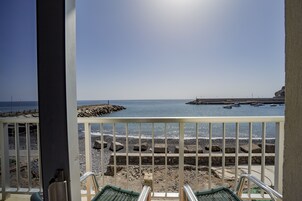 Habitación básica con 2 camas individuales, vistas al mar | Vistas del balcón