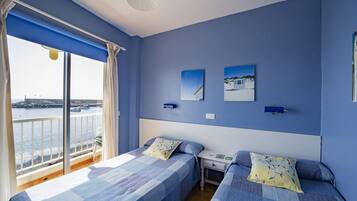 Habitació amb dos llits individuals bàsica, vistes al mar | Escriptori, cortines opaques, wifi gratuïta i roba de llit