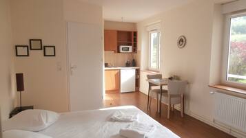 Standaard studio, 1 tweepersoonsbed, toegankelijk voor mindervaliden | 1 slaapkamer, verduisterende gordijnen, gratis wifi, beddengoed