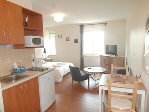 Estúdio conforto, 1 cama de casal, acessível | Cozinha privada | Geladeira, micro-ondas, cooktop, cafeteira/chaleira
