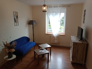 Leilighet | Oppholdsområde | En 80-centimeters Flatskjerm-TV med digitale kanaler samt TV