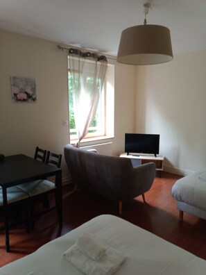 Familiestudio, 2 dobbeltsenger, tilgjengelighetstilpasset, tekjøkken | Oppholdsområde | En 80-centimeters Flatskjerm-TV med digitale kanaler samt TV