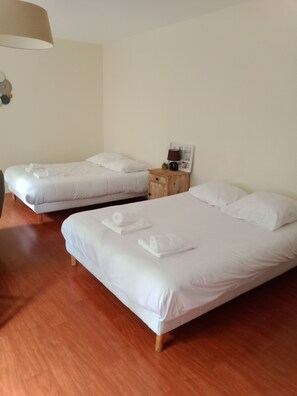 Familie studio, 2 tweepersoonsbedden, toegankelijk voor mindervaliden, kitchenette | Verduisterende gordijnen, gratis wifi, beddengoed