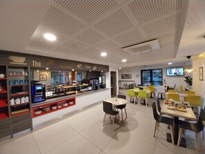 每日供應吃到飽早餐 (每人 EUR12.50)