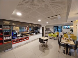 Desayuno buffet diario (EUR 12.50 por persona)