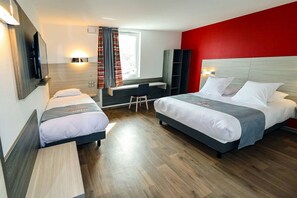 Desk, blackout curtains, soundproofing, iron/ironing board - Arena Hôtel Toulouse (Toulouse)