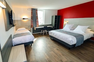 Escritorio, cortinas blackout y sistema de insonorización