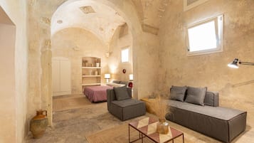 Honeymoon-Suite, Poolzugang, Poolblick | Daunenbettdecken, Minibar, kostenloses WLAN, Bettwäsche