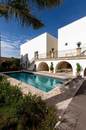 Edredón, minibar, wifi gratis y ropa de cama 