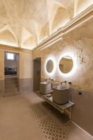 Suite luna di miele, accesso alla piscina, vista piscina | Bagno | Set di cortesia gratuito, asciugacapelli, pantofole, bidet