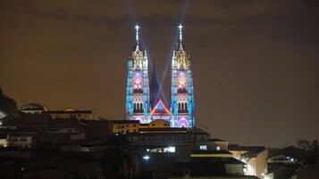 En katedral med to høje spir, oplyst om natten.