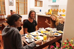 Free daily English breakfast