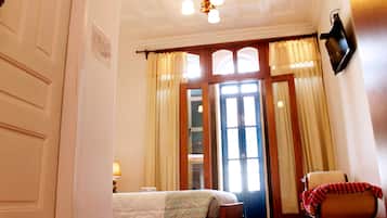 Quarto casal conforto, 1 cama King, banheiro privativo, vista para a cidade | 1 quarto, cofres nos quartos, quartos à prova de som, Wi-Fi de cortesia