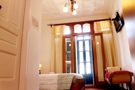 Comfort Double Room, 1 King Bed, Private Bathroom, City View | 1 bedroom, in-room safe, soundproofing, free WiFi