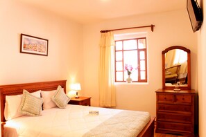 Deluxe Suite, 1 Bedroom, Private Bathroom, Ground Floor | In-room safe, soundproofing, free WiFi, bed sheets - Casa Hotel Las Plazas (Quito)